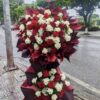 Kệ hoa hồng trắng đỏ