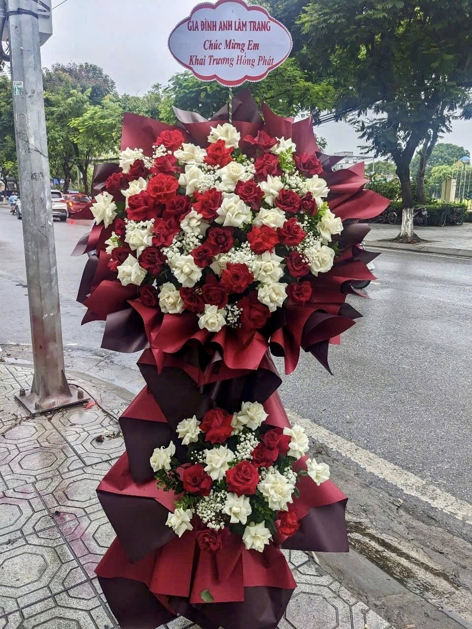 528558965_1322641702763995_4049940282329987083_n Kệ hoa hồng trắng đỏ