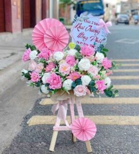 Kệ hoa khai trương 1 tầng nhỏ gọn, tinh tế và ý nghĩa. Lựa chọn hoàn hảo cho không gian hạn chế, giúp gửi lời chúc may mắn, tài lộc và thành công.